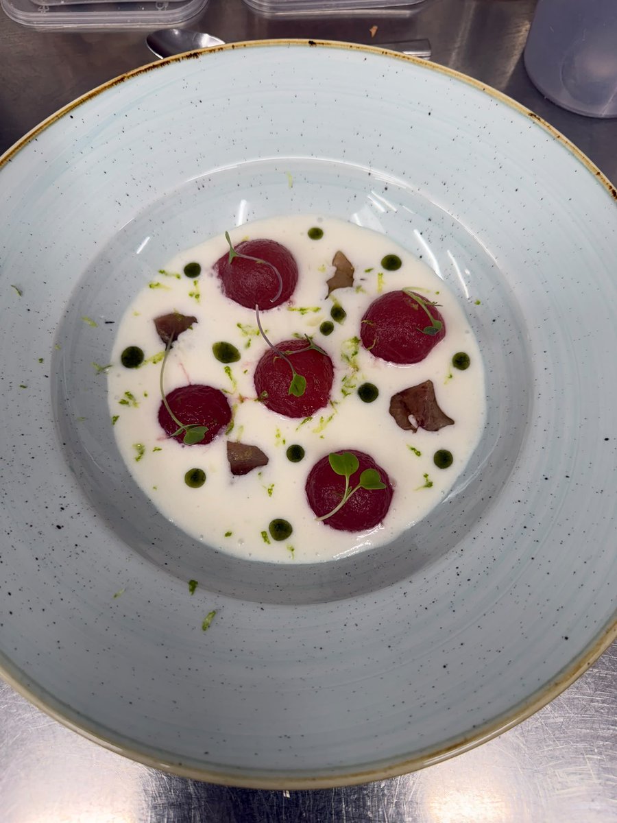 RteTrueba's tweet photo. Hoy que aprieta el calor y hace mucho que no ponemos nada por aquí,ahi queda: 
Crema fría de melón con frambuesa, leche de coco y sardina ahumada. https://t.co/42dMBZhsSk