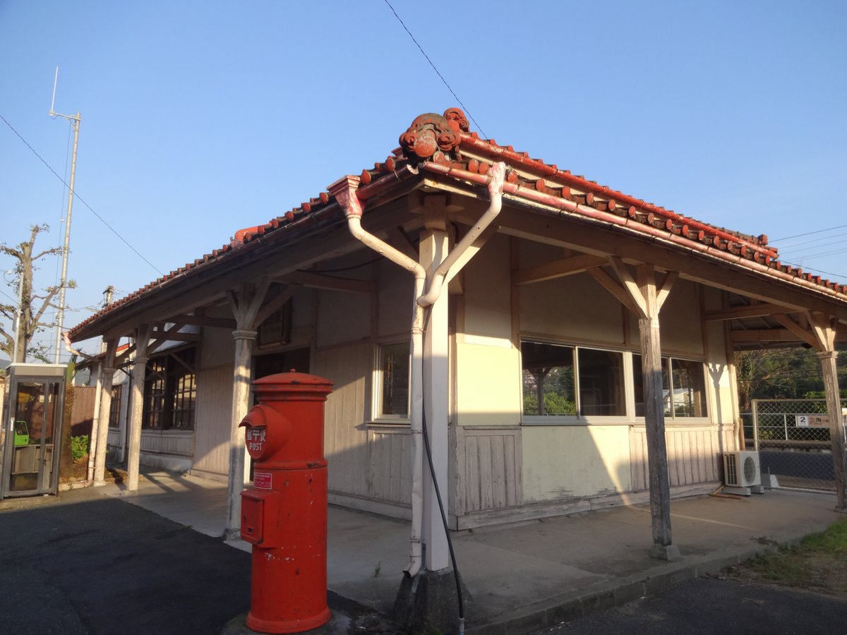 korosukeponta's tweet photo. おはよーございます(^O^)／
宇土市の網田駅。1899年築。熊本県最古の駅舎と言われています。昨日の地震の影響がなければいいのですが… https://t.co/qwPTzpnOzJ
