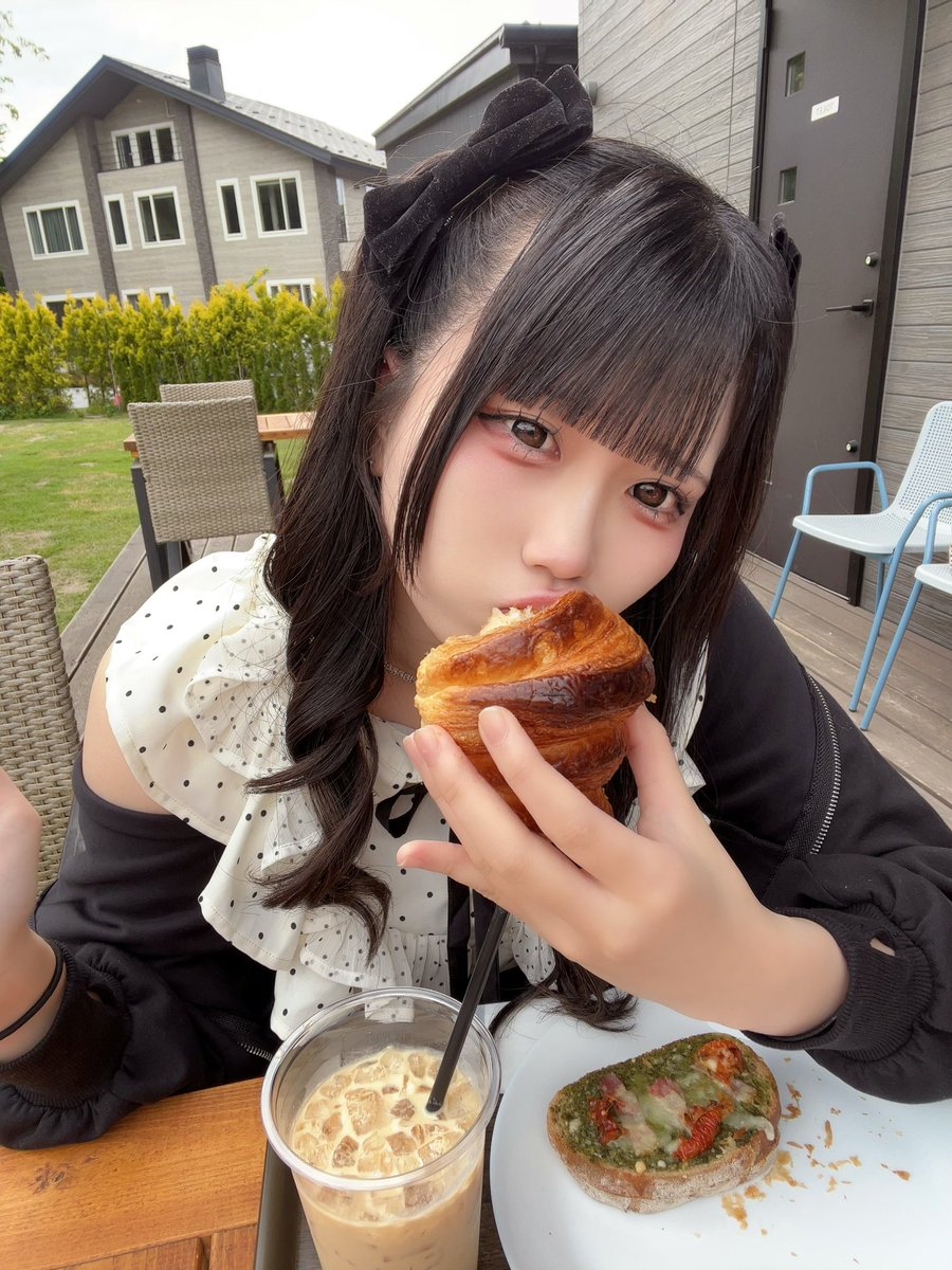 xnllu8's tweet photo. 昼職、夜職顔が最近話題になってるけど、週1配信でホス狂顔と言われる女がアイドルになります。(行ったことないです) https://t.co/h2EGHdNkmb