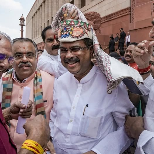 mohitdimriuk's tweet photo. ये संसद परिसर में बेशर्मी की तस्वीर है, पेपरलीक और परीक्षाओं में गड़बड़ी को लेकर लाखों युवाओं और छात्रों ने आंदोलन करके और लंबा संधर्ष करके जिस शिक्षा मंत्री धर्मेंद्र प्रधान को इस्तीफा देने के लिए मजबूर किया उसका संसद परिसर में भाजपा सांसद मुकुट पहनाकर सम्मानित कर रहे हैं I https://t.co/Mg9OirYH4L