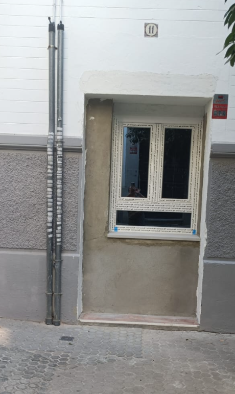 BartolomeD540's tweet photo. El edificio tiene la fachada protegida, pero si viene bien modificarla para un apartamento turístico, se modifica. Sin permiso, sin licencia y sin que nadie haga nada. @Ayto_Sevilla @TurismoAND @AdepaSevillaHca @PatrimoniodeSev @PoliciaSevilla https://t.co/sSpqHctr6O