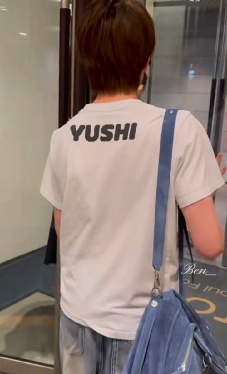 sungchanana's tweet photo. sakuya di SM tadi 
mode pulang kerja si maknae 
tasnya emang ga ada keyring lagi, pake baju tulisan yushi 🤣

#sakuya #nctwish https://t.co/Uvd5IPwQWm