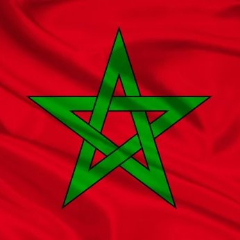 thenews_fr's tweet photo. 🇪🇺💰🇲🇦 ARGENT EUROPÉEN — 1 milliard € de prêts garantis par l'UE et 225 millions € de dons : c'est l'aide déployée après le séisme d'Al Haouz (2023). Deux ans plus tard, le bilan est loin d'être à la hauteur.

🇲🇦Selon Transparency Maroc, le taux officiel de logements totalement effondrés est passé de 32% à seulement 10% quelques mois après le séisme (et les dons) — un décalage qui a mécaniquement exclu des milliers de familles de l'aide prévue de 140 000 DH, les reclassant vers l'aide de 80 000 DH.

🛖 Aujourd’hui, presque 3 ans après, des familles marocaines vivent encore sous tentes ou dans des conteneurs. Le mouvement social des victimes a même été réprimé : un porte-parole condamné à un an de prison ferme.