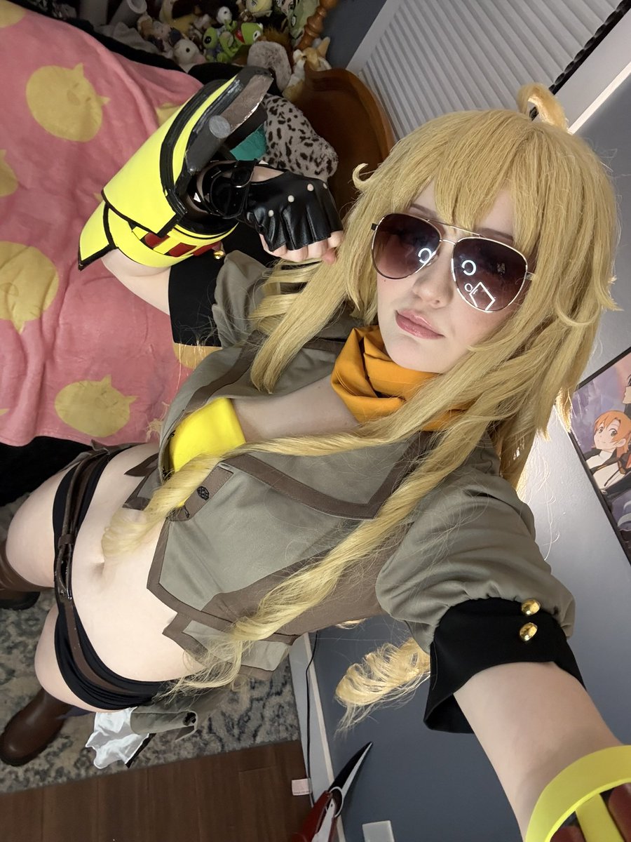 mycontactfell's tweet photo. Happy birthday Yang🤍 #Rwby #cosplay https://t.co/orVaWcr1pk
