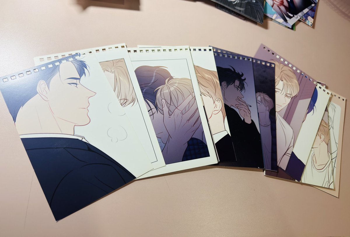 clairebentahan's tweet photo. Interest Check:

Anyone interested? These are “The New Recruit” &amp; “No Love Zone”. Part ng M0fun Seasons’ Greetings ito (2022 SG Desk Calendar siya) super pretty ng art nila 🥹 kaso wala na ko paglalagyan dito 🥺 

Back to back din yung art (5x7 size)

300php each title (set naaa) https://t.co/EVvSexyRF8
