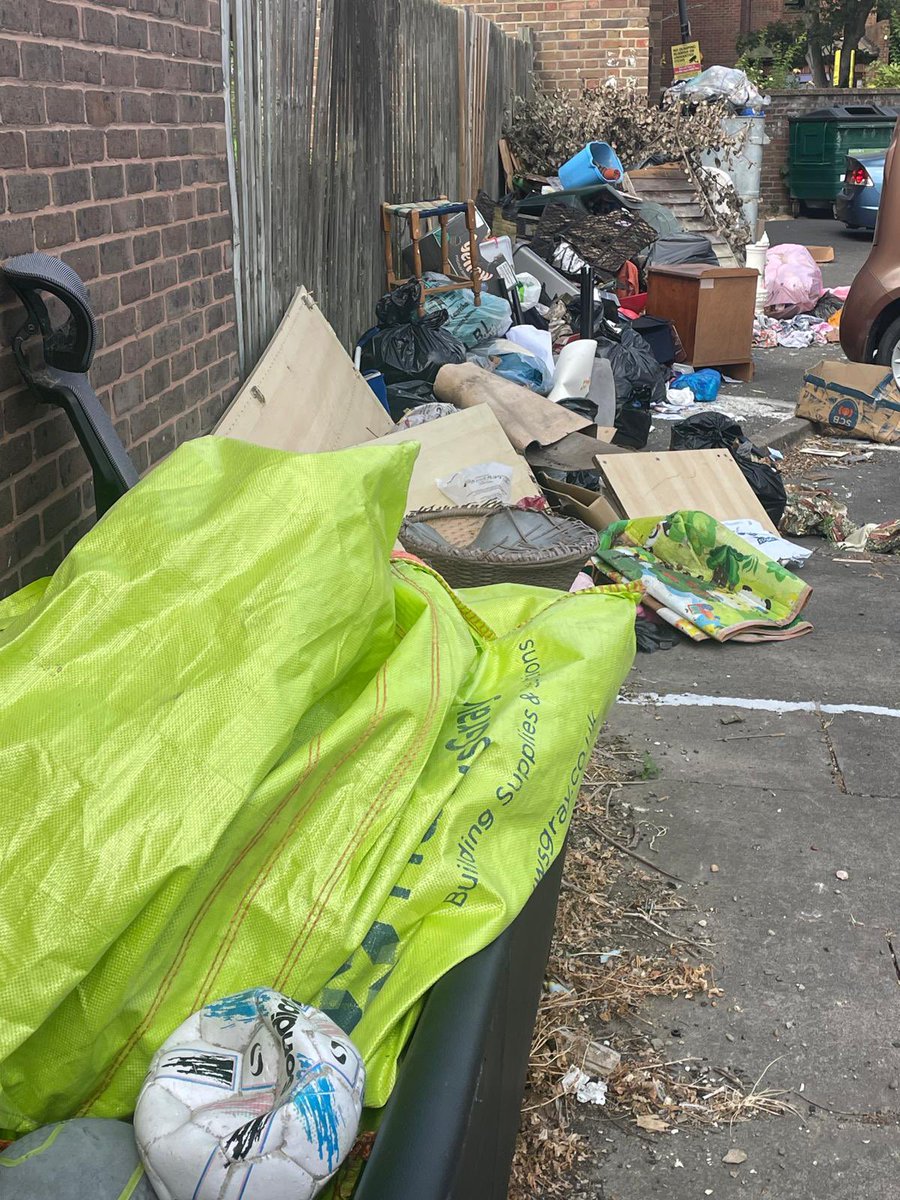 chrisbunnett's tweet photo. Anyone who voted for @TheGreenParty on @LewishamCouncil - this is what you get (in #Deptford). Lots of sanctuary and rubbish everywhere! https://t.co/QKWschbX6V