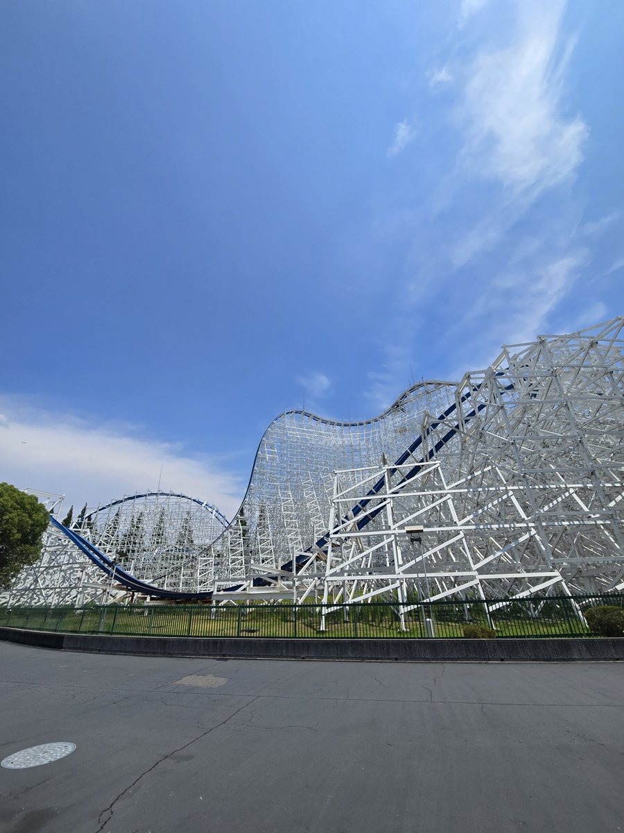 hide1113's tweet photo. でのりの夏休み

 #ナガシマスパーランド
 #白鯨
 #スチールドラゴン2000

 想像の倍のデカさに圧倒！
白鯨は午前中に乗れたけど、
スチールドラゴンが乗る前に雷。
ゲリラ豪雨きてそのまま退園😢😢
 
日本最大のジェットコースター
乗りたかった…本気で凹んでる。 https://t.co/P3QZ5e4xww