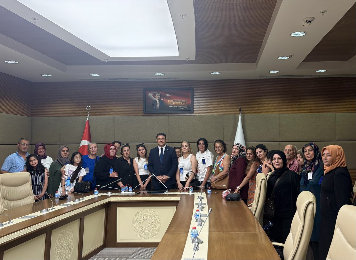 avidrissahin's tweet photo. 📍TBMM

Mahkûm yakınlarıyla bir araya gelerek yaşadıkları sorunları ve infaz uygulamalarına ilişkin kaygılarını dinledik.

Anayasa’nın 10’uncu maddesinde güvence altına alınan eşitlik ilkesi infazda da eksiksiz uygulanmalıdır. Adalet kişiye göre değişmez, infazda ayrım kabul edilemez!