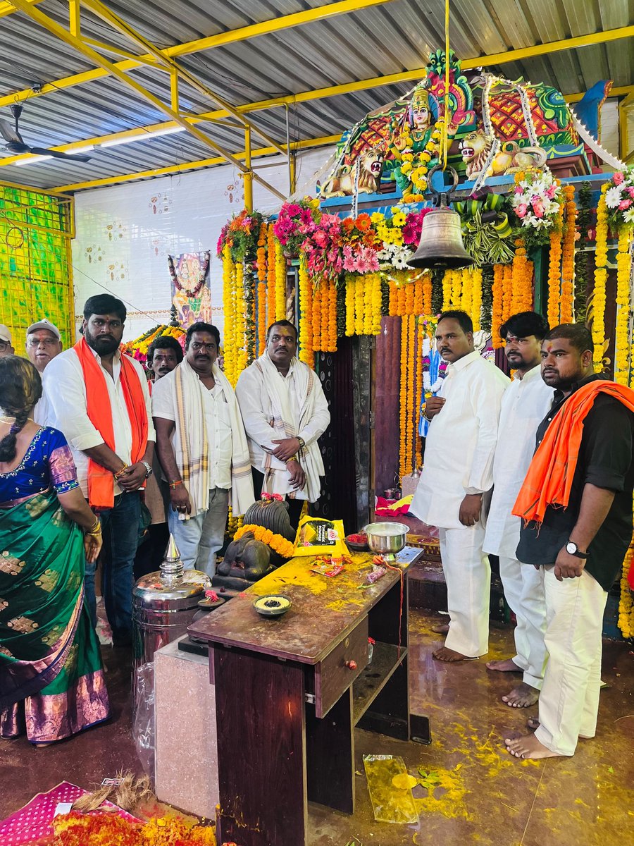 JSPTelangana's tweet photo. GHMC HEAD OFFICE లో బోనాల ఉత్సవాలకు ముఖ్యఅతిథిగా హాజరైన జనసేన పార్టీ తెలంగాణ రాష్ట్ర ఇంచార్జ్ శ్రీ నేమూరి శంకర్ గౌడ్

నగరం నడిబొడ్డున 
గ్రేటర్ హైదరాబాద్ మున్సిపల్ కార్పొరేషన్ హెడ్ ఆఫీస్ లో స్వచ్ఛ గ్రేటర్ హైదరాబాద్ మున్సిపల్ ఎంప్లాయిస్ యూనియన్ నాయకులు యాటెల్లి దంగురాజు, శ్రీధర్ మరియు యూనియన్ సభ్యులు నిర్వహించిన శ్రీశ్రీశ్రీ కట్ట మైసమ్మ అమ్మవారి బోనాల ఉత్సవంలో జనసేన పార్టీ తెలంగాణ రాష్ట్ర ఇంచార్జ్ శ్రీ నేమూరి శంకర్ గౌడ్ గారు పాల్గొన్నారు. ఈ సందర్భంగా ఆయన ఆ అమ్మ చల్లని దీవెనతో పవన్ కళ్యాణ్ గారు ఆరోగ్యం నిలకడగా ఉండాలని మున్సిపల్ కార్మికుల కుటుంబాలు, తెలుగు రాష్ట్రాల  ప్రజలంతా ఆయురారోగ్యాలతో జీవించాలని
వర్షాలు బాగా పడి రైతులంతా సంతోషంగా ఉండాలి అని ప్రార్థించారు. ఈ కార్యక్రమంలో జనసేన పార్టీ కార్మిక నాయకులు దారపు దుర్గాప్రసాద్,
పార్టీ సీనియర్ నాయకులు నందగిరి సతీష్, నాయకులు ప్రవీణ్ సాహు, రాజు, శ్రీనివాస్, లలిత గారు తదితరులు పాల్గొన్నారు.