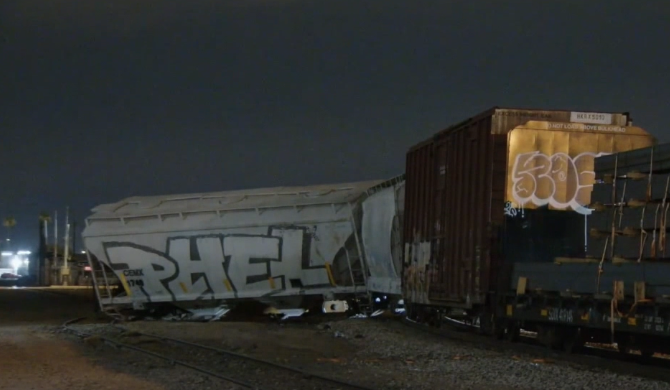 abc15's tweet photo. HAPPENING NOW:  A train derailment is causing road restrictions in Mesa, police say. The incident involves a Union Pacific train, which is blocking traffic while crews work near Center Street and Broadway Road.

Fortunately, police say the derailment appears to be "very minor." https://t.co/8BfgYKpDmO