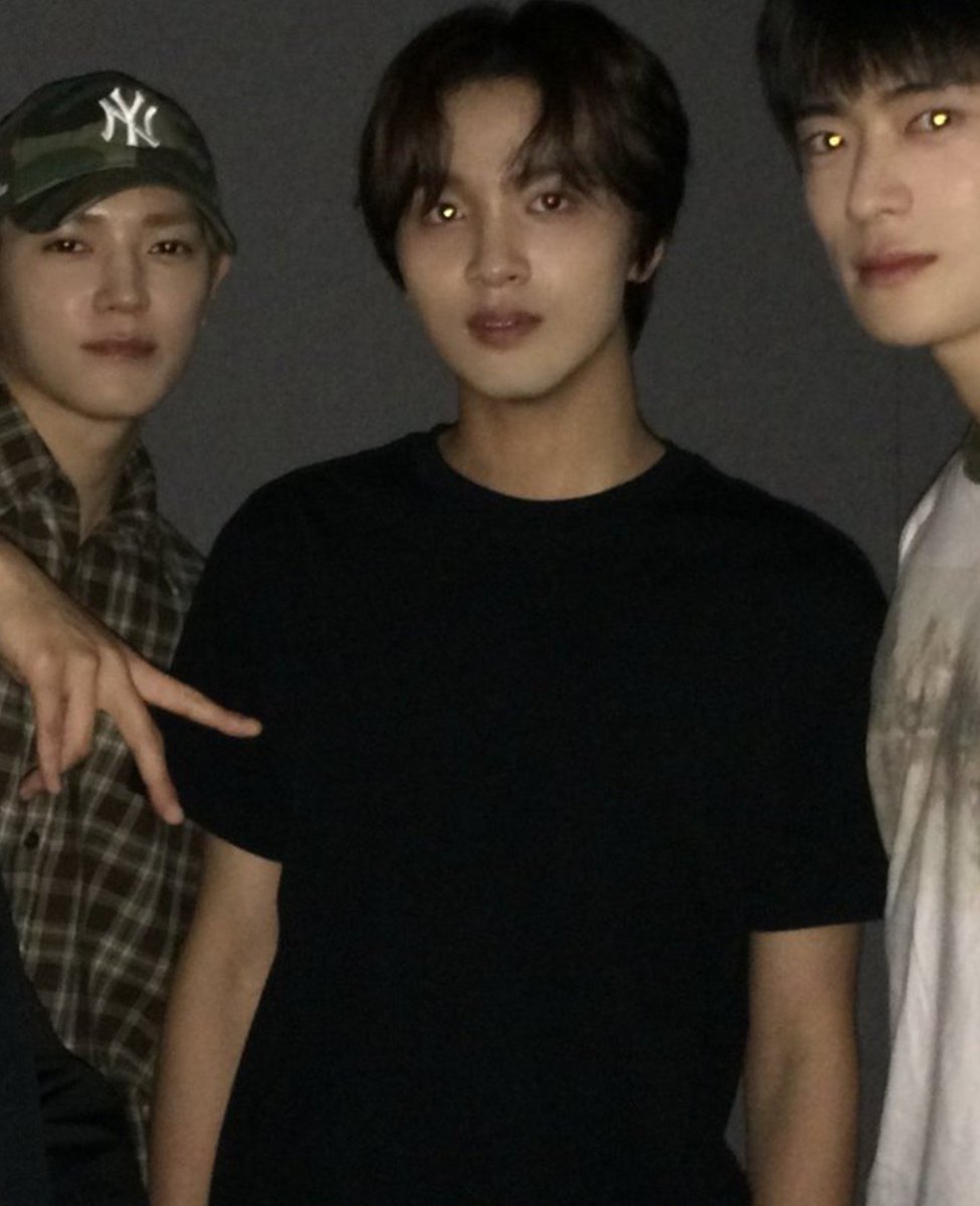lostbluehell's tweet photo. สเปค ชอบคนใส่เสื้อยืดดำค่ะ 

เสื้อยืดดำที่ว่า : https://t.co/4IfL4NYwUM