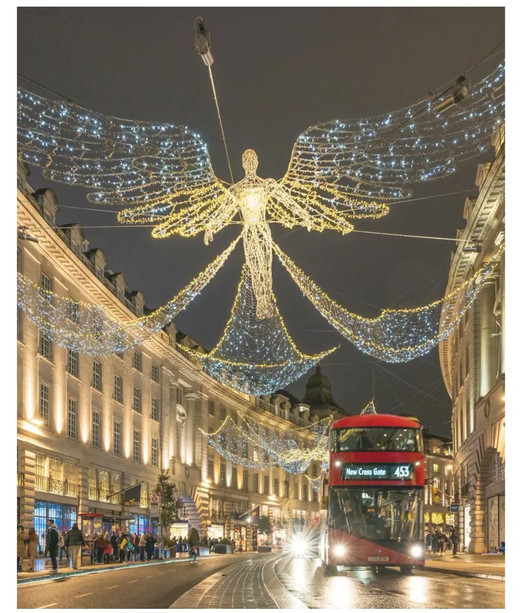 bluegold0909's tweet photo. GoodOmens2 でニーナが商店街のクリスマスの電飾には文句がある と言っていたのでソーホーのクリスマスを探してみたらとても素敵✨
リージェントストリートは上品に華やかで 繁華街の方はカラフルで賑やか
荘厳な天使の降臨の飾りには二人は眉を顰めそうだけど😆 https://t.co/wzzbylWQWz