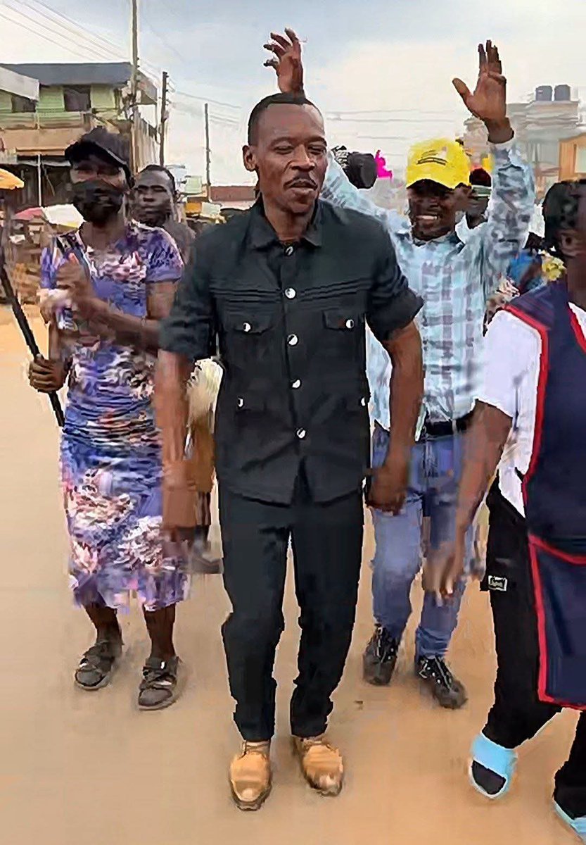 MpuugaYaly36540's tweet photo. Chairman Eng Kaweesa E Katooke azilise oluvanyuma lwomukuba akalulu ate nga balidde sente ze atunudde emabega nazilika https://t.co/zLLTOsOajP