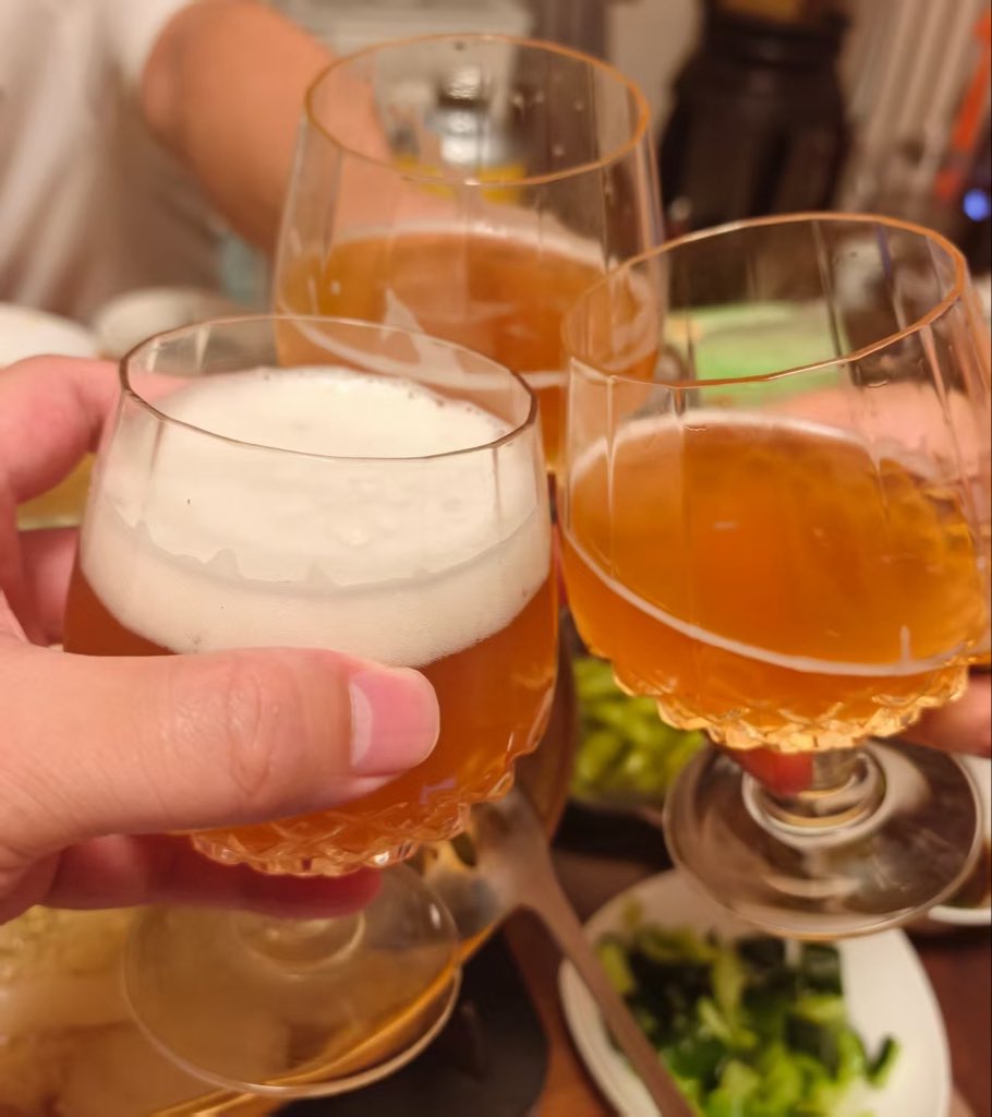liaoblove520's tweet photo. 喝着小酒，小伙伴按我，上次分享的 $ANTFUN 卖了没。

今晚上喝酒的钱项目方买单了，上次说过 @ant_fun_trade 把97%的平台收入拿来回购并销毁 $ANTFUN。

币少了，剩下的就更值钱了。

这就好比全村一共100个西瓜，村长天天拿钱买回来砸烂，砸到只剩50个，你说瓜价涨不涨？

新高刚破完，下个新高又来了。拿住 $ANTFUN 的小伙伴来干一杯。

今年不亏钱就是赚钱，额外再赚点何不美哉。