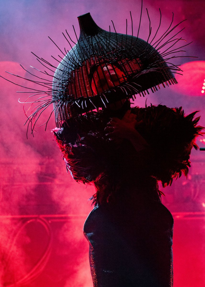 dopefabx's tweet photo. fico gag que essas performances tem simplesmente 7 dias de diferença entre uma e outra. eu quando sou a artista mais versátil que já andou sobre a terra https://t.co/3rGSC3mipr