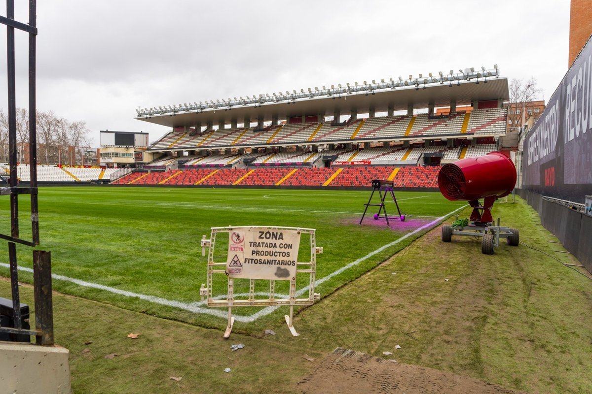 idextratime's tweet photo. 🚨 Rayo Vallecano terancam memulai musim La Liga TANPA stadion kandang! 🏟️❌

Stadion Vallecas dinyatakan tidak memenuhi standar keamanan dan harus menjalani renovasi mendesak. Untuk sementara, Rayo kemungkinan harus memainkan laga kandang di stadion lain yang berada di sekitar Madrid.

Ironis, kompetisi tinggal menghitung minggu, tetapi persoalan infrastruktur dasar masih belum beres.

📝 | @lequipe