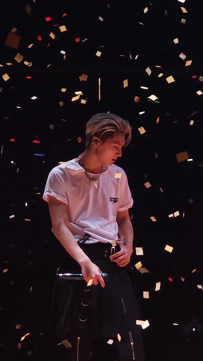 02byjay's tweet photo. confetti falling around jay is the prettiest thing i’ve ever seen🤍 #JAY #제이 https://t.co/BLJ8HZAs2x