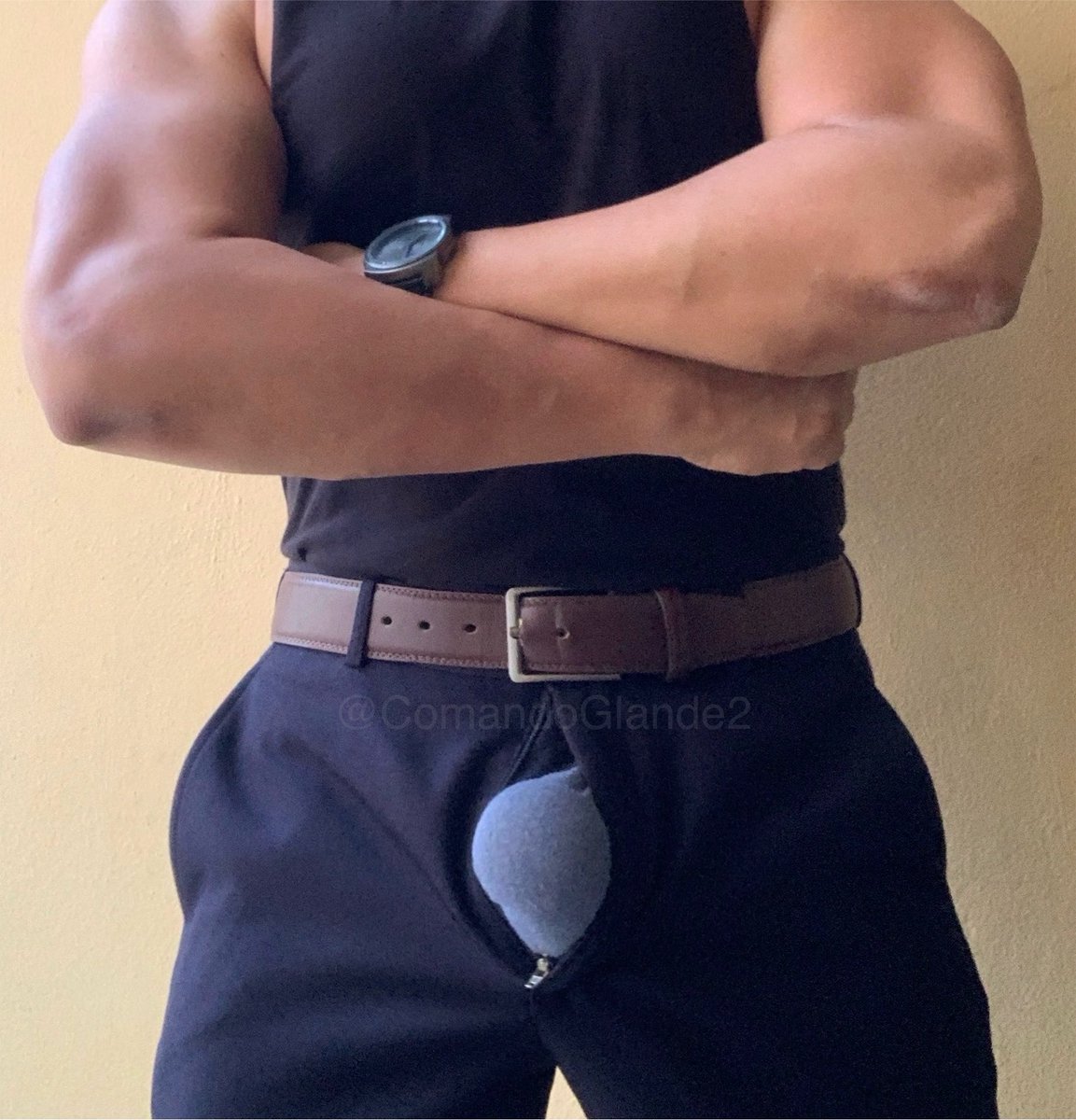 ComandoGlande2's tweet photo. Una vez que hueles verga de macho ya no hay vuelta atrás… tu feminización comenzó. ¿te gusta oler el glande asomándose de su guarida viril? #Trusa #Glande #Bulto #OlorViril #Genitales https://t.co/P9Ubh04aAf