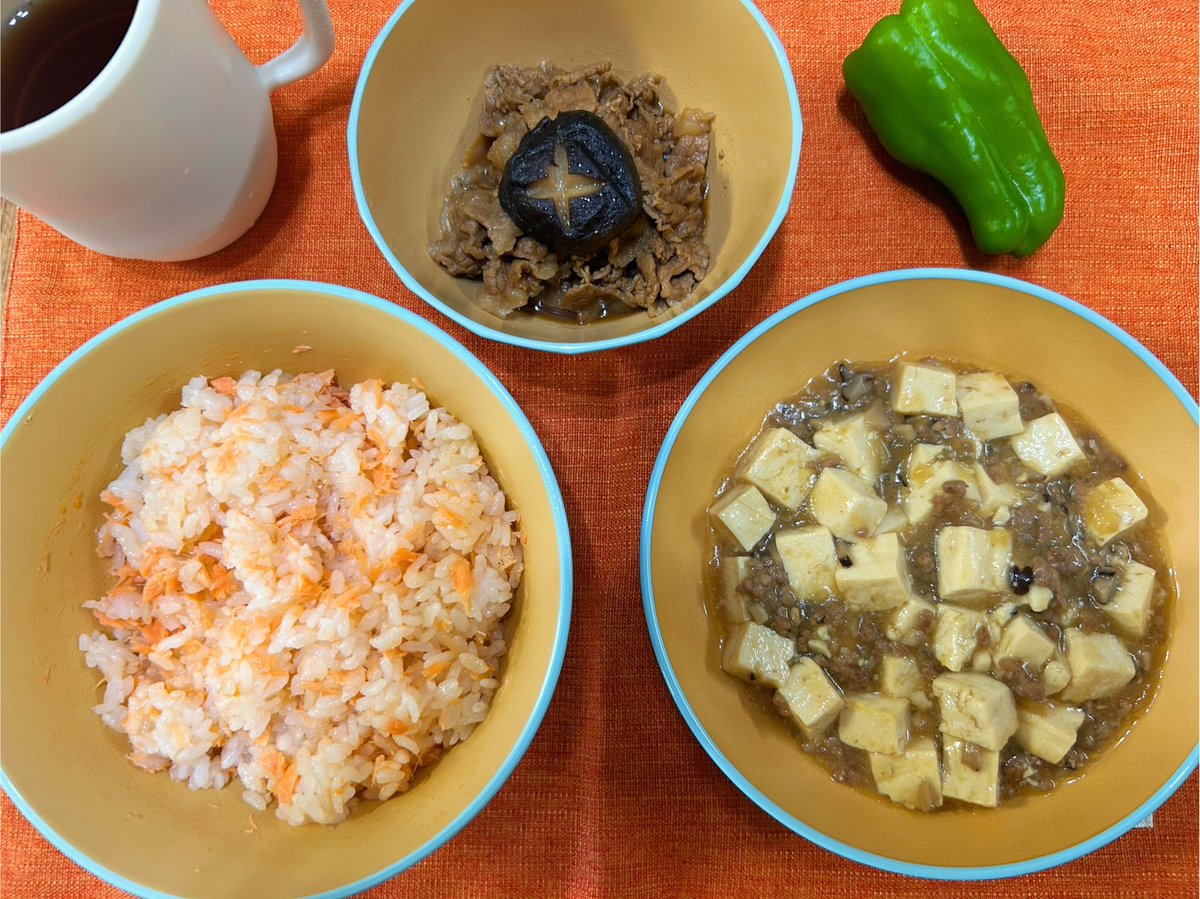 akzabti's tweet photo. 汁物作れなかったꉂꉂ(ᵔᗜᵔ*)

なんか茶色なので緑を添えました🫑

時間がなくて作ったのは麻婆豆腐のみ😘
お肉は残り物♡
今日からワンオペがんばる💪💪💪💪 https://t.co/Gx2q4r26VX
