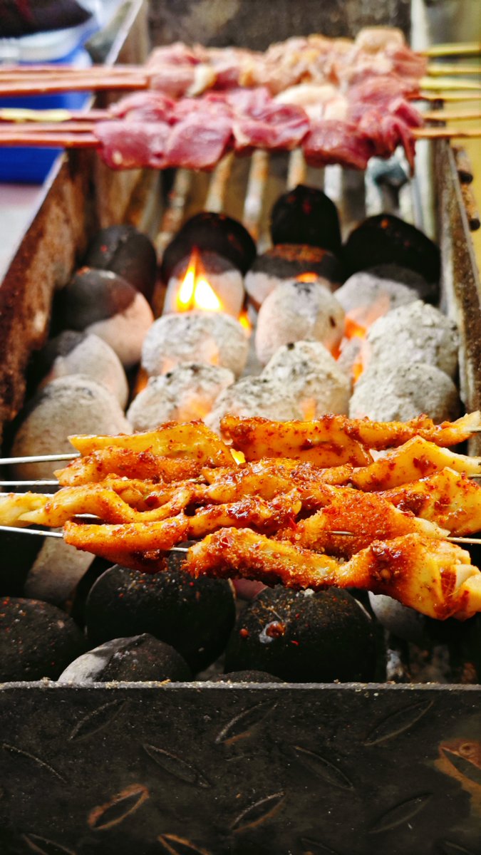 carrie83oj0's tweet photo. [Crunchy street fried chicken skewers, sizzling and fragrant on a cold night!  Grab a hot bite before the rain hits!]， https://t.co/6vnUCDr3MT