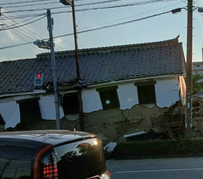Norimawashi's tweet photo. 城ももちろんだけど、貴重な伝統様式の蔵が、、、
こういう個人所有の古い伝統的な建築は一度失われると、その持ち主の財力と思想が無い限り復活することは無い。
この後、再建するのはプラスチックでできた現代ハウスなのかな？。。
なるべく、伝統建築を再建してほしい🥲 https://t.co/60WyhXsXJw
