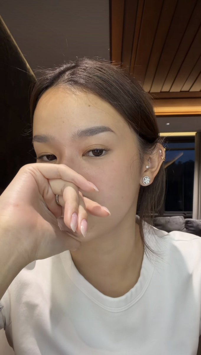 ParaKayBrenty's tweet photo. What if... what if lang ha.
MV nga ito ni Brent at si Analain ang partner nya as a build up for their partnership sa TAOBU? https://t.co/nswGd526zg
