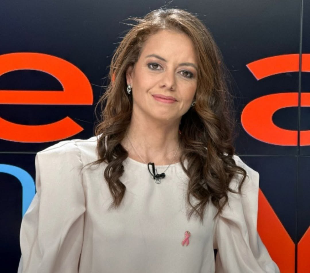 delpynews's tweet photo. ▶️LAPIDARIAS CRÍTICAS CONTRA PEÑA | ​💣

Sara Moreno arremetió contra el presidente por no sentar postura sobre las declaraciones de Lula da Silva.​🔥

🗣️"Lamentable la postura de Santiago Peña que desaparece en un momento en el que el país le necesita (...) Una vergüenza el presidente de la República, una vergüenza que no tenga los suficientes huev*s para pararse ante Lula da Silva (...) Después que no hable de patria, vida, familia y soberanía porque no apareció", cuestionó la periodista.

Vía: 730 AM