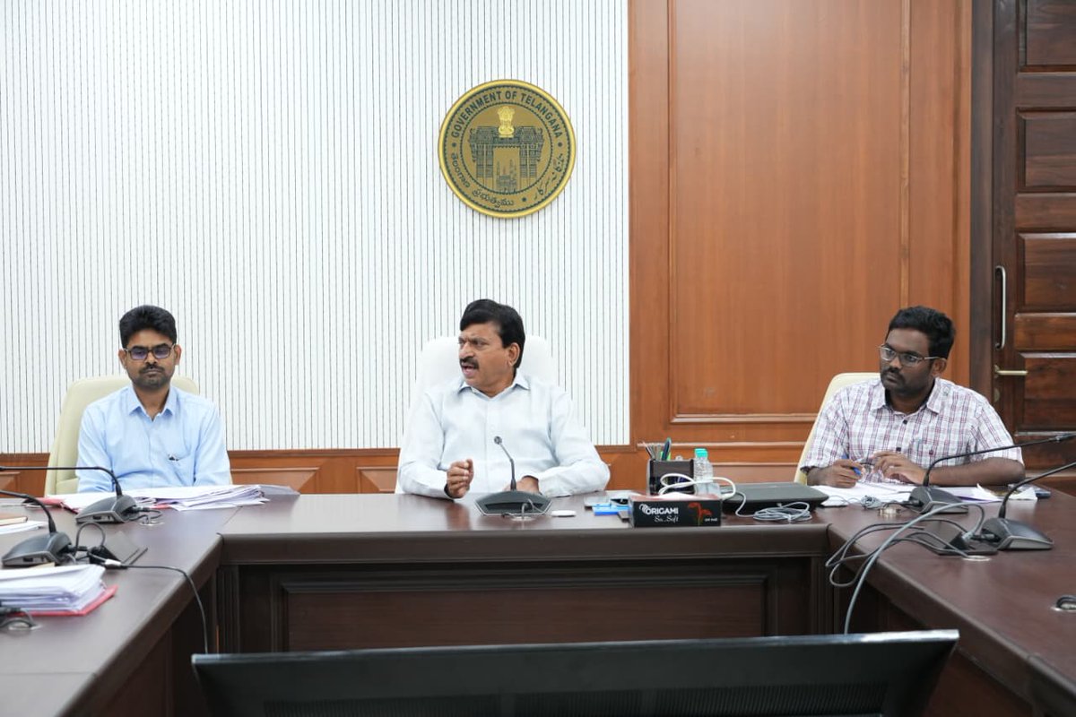 DigitalMediaTG's tweet photo. ❇️ రాష్ట్ర ప్రభుత్వం ప్రతిష్ఠాత్మకంగా చేపట్టిన భూముల రీ-సర్వే కార్యక్రమాన్ని అత్యంత ప్రాధాన్యతతో అమలు చేసి, నిర్ణీత గడువులోగా పూర్తి చేయాలని రాష్ట్ర రెవెన్యూ, హౌసింగ్, సమాచార & పౌర సంబంధాల శాఖ మంత్రి శ్రీ పొంగులేటి శ్రీనివాసరెడ్డి అధికారులను ఆదేశించారు. భూ వివాదాలకు శాశ్వత పరిష్కారం చూపడంతో పాటు ప్రతి భూమికి స్పష్టమైన హద్దులు, ప్రతి సర్వే నంబర్‌కు భూదార్ గుర్తింపు కల్పించడమే ప్రభుత్వ లక్ష్యమని స్పష్టం చేశారు. ఈరోజు సచివాలయంలోని త‌న కార్యాల‌యంలో రీ-సర్వే జరుగుతున్న గ్రామాల్లో పురోగతి, ప్రజల స్పందన, ఎదురవుతున్న సమస్యలు, వాటి పరిష్కారానికి తీసుకోవాల్సిన చర్యలపై రెవెన్యూ, స‌ర్వే అధికారులతో స‌మీక్షించారు.
 
❇️ ఈ సంద‌ర్భంగా మంత్రి మాట్లాడుతూ, రాష్ట్రవ్యాప్తంగా తొలి దశలో జిల్లాకు 70 గ్రామాల చొప్పున ఎంపిక చేసిన 2,240 గ్రామాల్లో రీ-సర్వే కార్యక్రమం కొనసాగుతోందన్నారు. ఈ రీస‌ర్వేపై ప్రజల్లో పూర్తి అవగాహన కల్పించేందుకు ప్రతి గ్రామంలో గ్రామసభలు నిర్వహించాలని, రీ-సర్వే వల్ల కలిగే ప్రయోజనాలను రైతులకు, భూ యజమానులకు వివరించాలని అధికారులకు సూచించారు. ప్రజల సహకారంతోనే ఈ కార్యక్రమం విజయవంతమవుతుందని ఆయన తెలిపారు. రీ-సర్వే జరుగుతున్న ప్రతి గ్రామంలో అధికారులు క్షేత్రస్థాయిలో అందుబాటులో ఉండాలని, ప్రజలు వ్యక్తం చేసే సందేహాలను వెంటనే నివృత్తి చేయాలని మంత్రి ఆదేశించారు. 

❇️ భూముల హద్దుల నిర్ధారణలో పారదర్శకత పాటిస్తూ ప్రతి దశలో ప్రజలను భాగ‌స్వాములుగా చేయాల‌ని మంత్రి సూచించారు. రీ-సర్వే పనులను కలెక్టర్లు స్వయంగా పర్యవేక్షించాలని, వారానికోసారి పురోగతిని సమీక్షించాలని ఆదేశించారు. రెవెన్యూ, సర్వే శాఖ అధికారులు పూర్తి సమన్వయంతో పనిచేసి నిర్ణీత లక్ష్యాలను సాధించాలని ఆయన చెప్పారు. ఎక్కడైనా సమస్యలు తలెత్తితే వెంటనే ప్రభుత్వ దృష్టికి తీసుకువచ్చి పరిష్కరించుకోవాలని సూచించారు. భూమి రైతుకు కేవలం ఆస్తి మాత్రమే కాదని, అది కుటుంబ జీవనాధారమని, దశాబ్దాలుగా కొనసాగుతున్న భూ వివాదాలకు శాశ్వత పరిష్కారం చూపేందుకే ప్రభుత్వం అత్యాధునిక సాంకేతిక పరిజ్ఞానంతో రీ-సర్వే చేపట్టిందని మంత్రి అన్నారు.

❇️ డీజీపీఎస్, రోవర్స్, జీఐఎస్ వంటి ఆధునిక సాంకేతికతతో శాస్త్రీయ పద్ధతిలో సర్వే నిర్వహించడం వల్ల ప్రతి కమతానికి ఖచ్చితమైన హద్దులు నిర్ణయించబడతాయని మంత్రి ఈ సందర్భంగా తెలిపారు. రీ-సర్వే పూర్తయిన అనంతరం ప్రతి సర్వే నంబర్‌కు ప్రత్యేక భూదార్ నంబర్ కేటాయించి, భూ భారతి పోర్టల్‌లో నమోదు చేయడం ద్వారా భూముల యాజమాన్యంపై శాశ్వత స్పష్టత వస్తుందని మంత్రి శ్రీ పొంగులేటి శ్రీనివాసరెడ్డి తెలిపారు. దీనివల్ల భూ రిజిస్ట్రేషన్లు, మ్యుటేషన్లు మరింత పారదర్శకంగా, వేగవంతంగా జరుగుతాయని చెప్పారు.

#PonguletiSrinivasaReddy #LandResurvey
#BhuBharati #TelanganaGovernment
#CMRevanthReddy #FarmerFirst

@TelanganaCMO @revanth_anumula @INC_Ponguleti