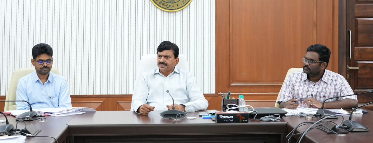 DigitalMediaTG's tweet photo. ❇️ రాష్ట్ర ప్రభుత్వం ప్రతిష్ఠాత్మకంగా చేపట్టిన భూముల రీ-సర్వే కార్యక్రమాన్ని అత్యంత ప్రాధాన్యతతో అమలు చేసి, నిర్ణీత గడువులోగా పూర్తి చేయాలని రాష్ట్ర రెవెన్యూ, హౌసింగ్, సమాచార & పౌర సంబంధాల శాఖ మంత్రి శ్రీ పొంగులేటి శ్రీనివాసరెడ్డి అధికారులను ఆదేశించారు. భూ వివాదాలకు శాశ్వత పరిష్కారం చూపడంతో పాటు ప్రతి భూమికి స్పష్టమైన హద్దులు, ప్రతి సర్వే నంబర్‌కు భూదార్ గుర్తింపు కల్పించడమే ప్రభుత్వ లక్ష్యమని స్పష్టం చేశారు. ఈరోజు సచివాలయంలోని త‌న కార్యాల‌యంలో రీ-సర్వే జరుగుతున్న గ్రామాల్లో పురోగతి, ప్రజల స్పందన, ఎదురవుతున్న సమస్యలు, వాటి పరిష్కారానికి తీసుకోవాల్సిన చర్యలపై రెవెన్యూ, స‌ర్వే అధికారులతో స‌మీక్షించారు.
 
❇️ ఈ సంద‌ర్భంగా మంత్రి మాట్లాడుతూ, రాష్ట్రవ్యాప్తంగా తొలి దశలో జిల్లాకు 70 గ్రామాల చొప్పున ఎంపిక చేసిన 2,240 గ్రామాల్లో రీ-సర్వే కార్యక్రమం కొనసాగుతోందన్నారు. ఈ రీస‌ర్వేపై ప్రజల్లో పూర్తి అవగాహన కల్పించేందుకు ప్రతి గ్రామంలో గ్రామసభలు నిర్వహించాలని, రీ-సర్వే వల్ల కలిగే ప్రయోజనాలను రైతులకు, భూ యజమానులకు వివరించాలని అధికారులకు సూచించారు. ప్రజల సహకారంతోనే ఈ కార్యక్రమం విజయవంతమవుతుందని ఆయన తెలిపారు. రీ-సర్వే జరుగుతున్న ప్రతి గ్రామంలో అధికారులు క్షేత్రస్థాయిలో అందుబాటులో ఉండాలని, ప్రజలు వ్యక్తం చేసే సందేహాలను వెంటనే నివృత్తి చేయాలని మంత్రి ఆదేశించారు. 

❇️ భూముల హద్దుల నిర్ధారణలో పారదర్శకత పాటిస్తూ ప్రతి దశలో ప్రజలను భాగ‌స్వాములుగా చేయాల‌ని మంత్రి సూచించారు. రీ-సర్వే పనులను కలెక్టర్లు స్వయంగా పర్యవేక్షించాలని, వారానికోసారి పురోగతిని సమీక్షించాలని ఆదేశించారు. రెవెన్యూ, సర్వే శాఖ అధికారులు పూర్తి సమన్వయంతో పనిచేసి నిర్ణీత లక్ష్యాలను సాధించాలని ఆయన చెప్పారు. ఎక్కడైనా సమస్యలు తలెత్తితే వెంటనే ప్రభుత్వ దృష్టికి తీసుకువచ్చి పరిష్కరించుకోవాలని సూచించారు. భూమి రైతుకు కేవలం ఆస్తి మాత్రమే కాదని, అది కుటుంబ జీవనాధారమని, దశాబ్దాలుగా కొనసాగుతున్న భూ వివాదాలకు శాశ్వత పరిష్కారం చూపేందుకే ప్రభుత్వం అత్యాధునిక సాంకేతిక పరిజ్ఞానంతో రీ-సర్వే చేపట్టిందని మంత్రి అన్నారు.

❇️ డీజీపీఎస్, రోవర్స్, జీఐఎస్ వంటి ఆధునిక సాంకేతికతతో శాస్త్రీయ పద్ధతిలో సర్వే నిర్వహించడం వల్ల ప్రతి కమతానికి ఖచ్చితమైన హద్దులు నిర్ణయించబడతాయని మంత్రి ఈ సందర్భంగా తెలిపారు. రీ-సర్వే పూర్తయిన అనంతరం ప్రతి సర్వే నంబర్‌కు ప్రత్యేక భూదార్ నంబర్ కేటాయించి, భూ భారతి పోర్టల్‌లో నమోదు చేయడం ద్వారా భూముల యాజమాన్యంపై శాశ్వత స్పష్టత వస్తుందని మంత్రి శ్రీ పొంగులేటి శ్రీనివాసరెడ్డి తెలిపారు. దీనివల్ల భూ రిజిస్ట్రేషన్లు, మ్యుటేషన్లు మరింత పారదర్శకంగా, వేగవంతంగా జరుగుతాయని చెప్పారు.

#PonguletiSrinivasaReddy #LandResurvey
#BhuBharati #TelanganaGovernment
#CMRevanthReddy #FarmerFirst

@TelanganaCMO @revanth_anumula @INC_Ponguleti