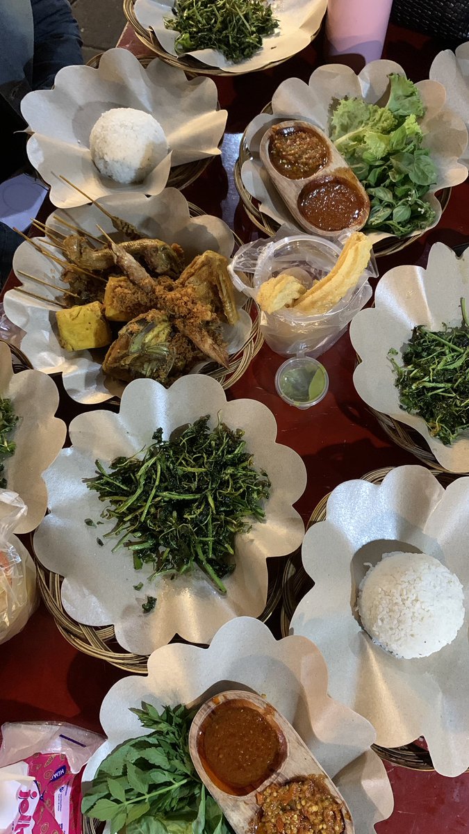 pearnotpeer's tweet photo. hampir 5 tahun di bandung baru first time makan di lengkong kesyil https://t.co/RHEGny1NdD