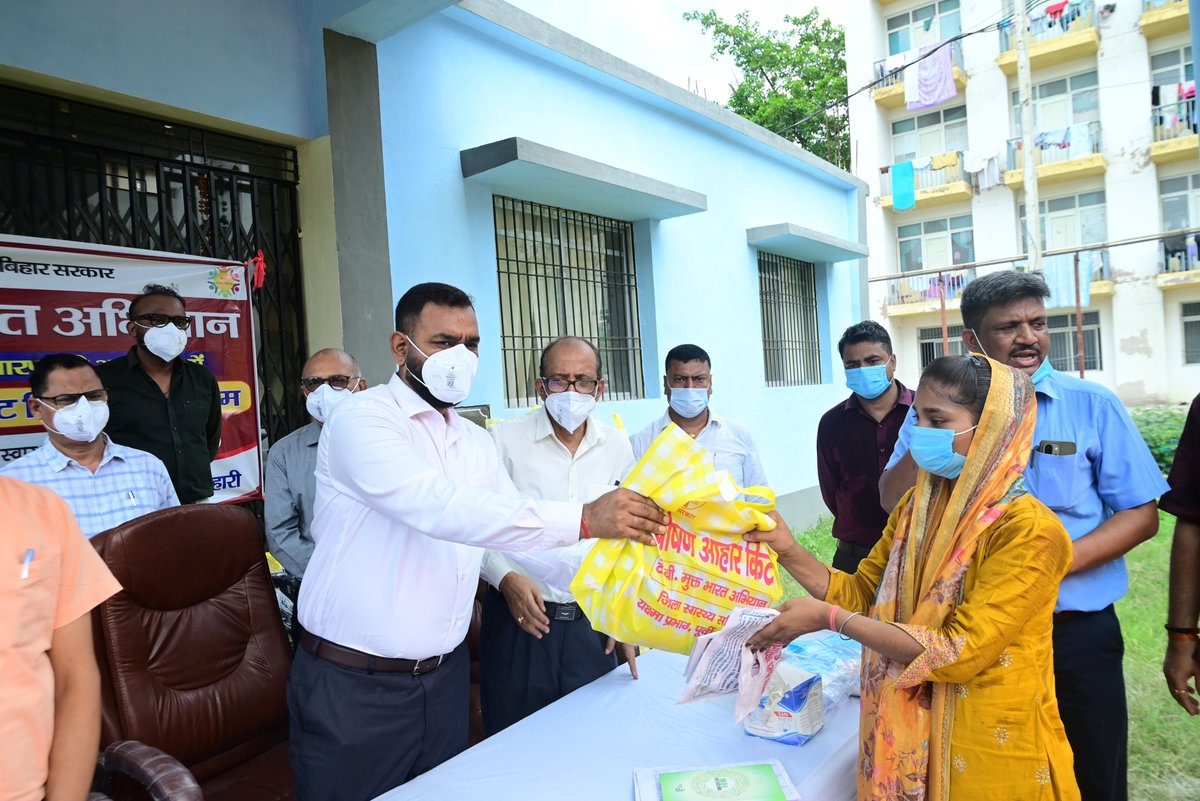 Dm_Motihari's tweet photo. जिलाधिकारी बने निक्षय मित्र, टीवी के पांच मरीजों को लिया गोद...
 @IPRDBihar
@BiharHealthDept https://t.co/4EgSDypiQ8