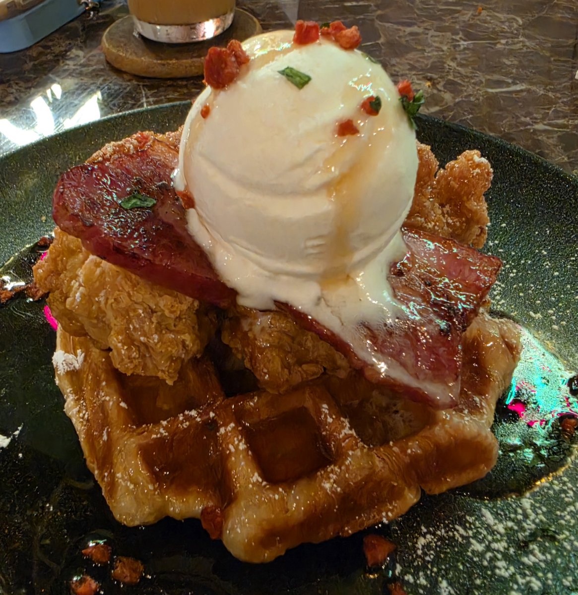 adaw141's tweet photo. Bacon and fried chicken croffle @ Coffee by Zion 🍗🥐🧇
西環第一街呢間小店嘅 雪糕煙肉炸雞牛角包窩夫 咸咸甜甜，幾好食😜
#YellowEconomicCircle 
#黃色經濟圈 https://t.co/4dRLXAwIBP