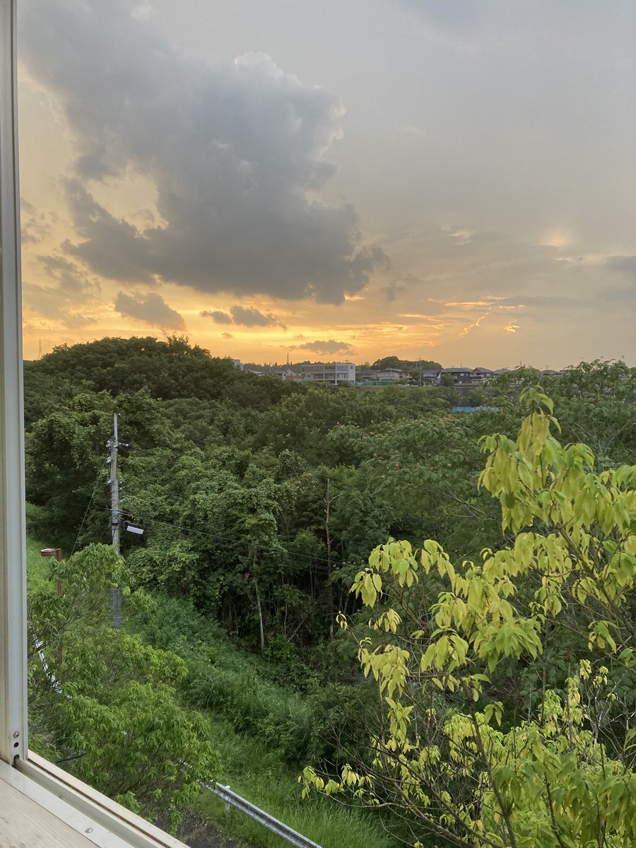 osga_sanda's tweet photo. 三田校の多田です😊今日は突然の雨、雷、突風があり荒天の日でした😓その中、午後から3名の方にお越しいただきました🙇‍♂️ゴルフは自然との戦いとは言いますが、今日のような天候とは対峙したくないものです👌夕方の夕焼けも、明日の暑さを暗示してるのでしょうか？#ワンストップゴルフ三田校 https://t.co/YkFpGEZ0bG