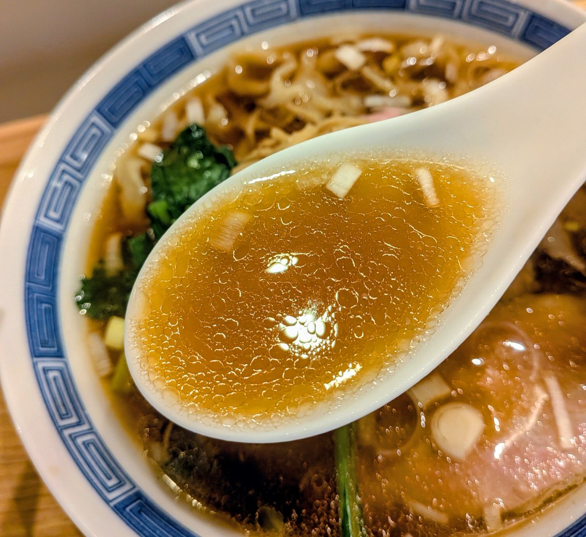 soysaltymiso's tweet photo. #さんや食堂
中華そば1000
本日プレオープン㊗️
メニューは中華そばのみ☺️注文を受けてから切り出す自家製手打ち手揉み極太縮れ麺😋極太ながら茹で時間は短く、モチモチフワフワ食感😋ネオノス感たっぷりな醤油清湯スープ😋新店らしからぬ落ち着いた所作☺今後の展開にワクワク😆
＠久米川
’26  306杯目 https://t.co/qGfTjtxyBQ
