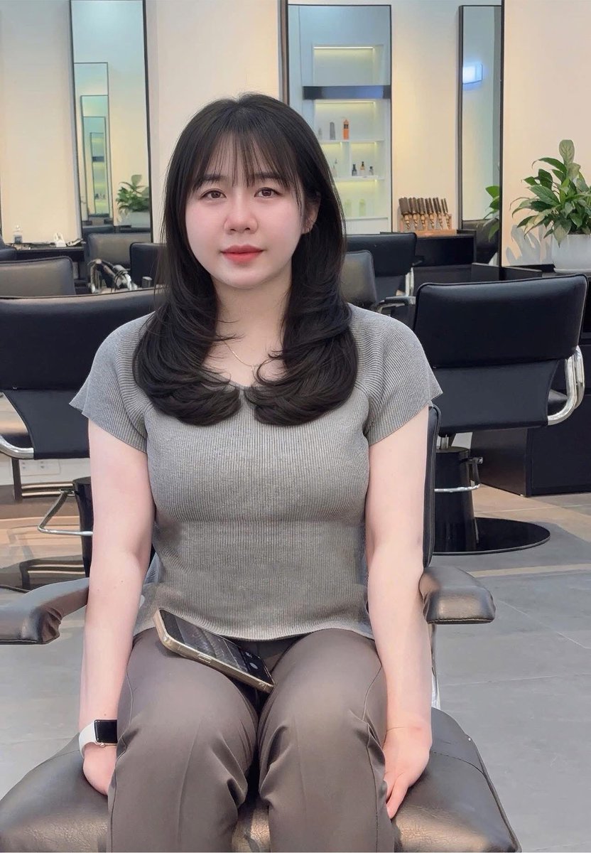 lico337's tweet photo. 静岡市在住の既婚者NGUYEN/THITHUY グエン・ティ・トゥイ（女性）さんが、また、ベトナムのケーキみたいなお菓子をFacebookで売り始めました🇻🇳
フォン・トゥイと名乗ってます。
北部のハイズオン省出身。

不法なネット販売の常習犯です。
家族を飛行機で日本に招待したり、シャネルのバッグを持ち歩くなど、羽振りが良いようです。
法を守らずにお金を稼ぐ外国人は、全員、法の裁きを受けたのちに、母国にお帰りください。