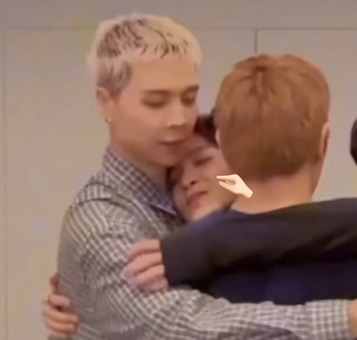 Mhyuvk's tweet photo. Papa bear and baby bear 😭😭😭😭😭😭😭😭😭😭😭😭 https://t.co/yPHUmvXQ5e