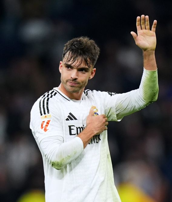 MADRlDISTAS's tweet photo. 🚨 O Real Madrid está fazendo de tudo para se livrar de Raúl Asencio.

- Mourinho disse que não conta com ele e que seria melhor procurar outro clube
- O treinador disse a ele que Carreras e Tchouaméni estão a frente dele na posição de zagueiro
- Ele não será mais convocado para os jogos quando os jogadores de férias retornarem

@ACTUSRMCF @lejournaldureal