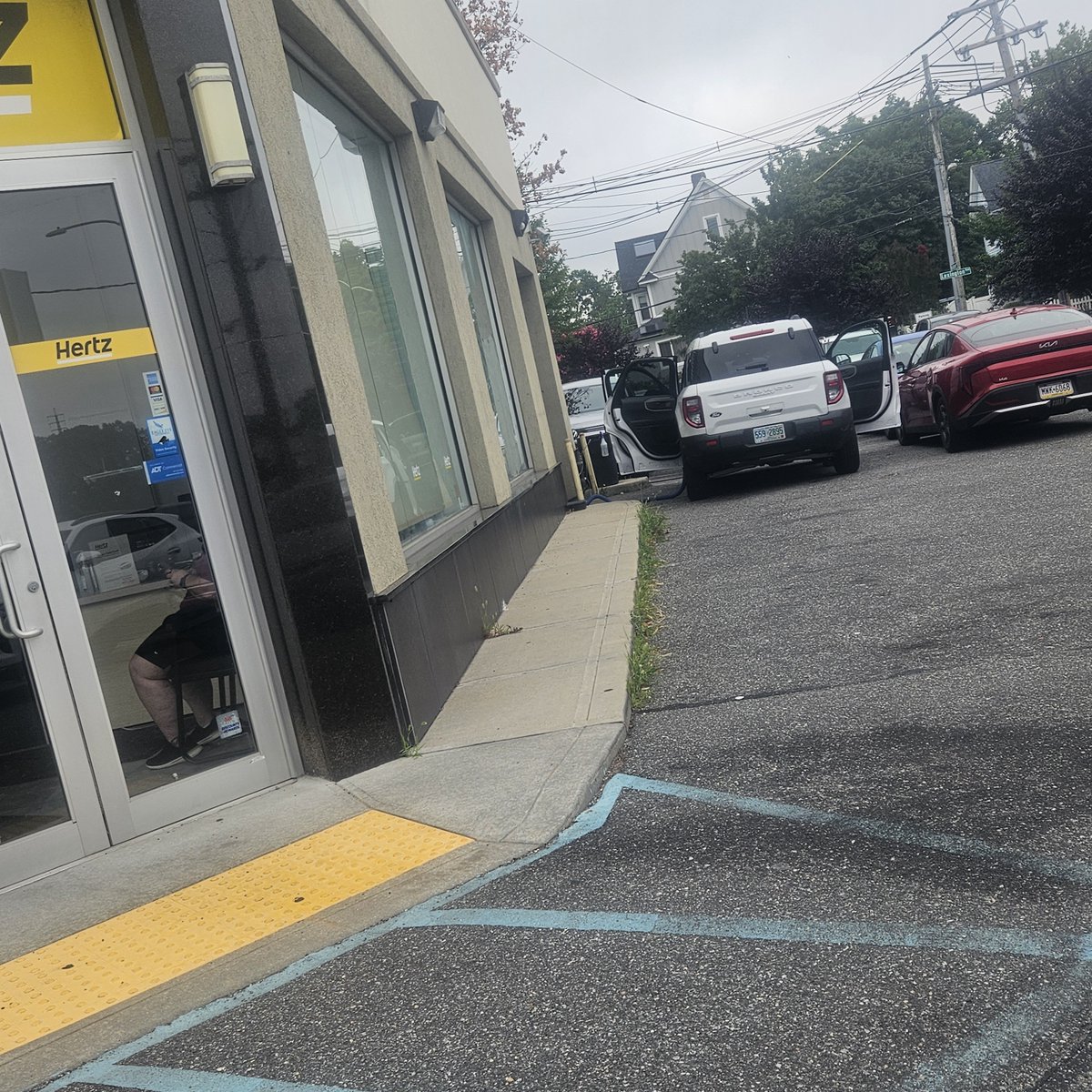 MikeJ7509's tweet photo. @Hertz shouldn't u guys clean and vacuum the cars when they come back.  Not as were waiting for an hr so you guys can clean the cars https://t.co/5RyvLJgj28