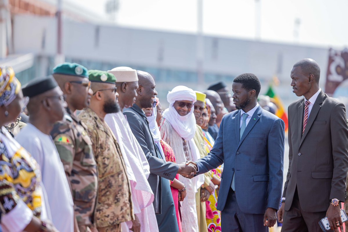 Lily821055927's tweet photo. Le Président de la Transition, Son Excellence le Général d’armée Assimi GOÏTA, Chef de l’État, a accueilli ce mardi 28 juillet 2026 son homologue sénégalais, le Président Bassirou Diomaye Diakhar Faye, Chef de l’État du Sénégal. https://t.co/seJaOYtLrz