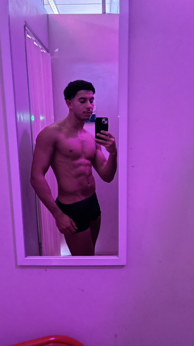 arronroberts34's tweet photo. What’s hotter me or the sunbed? https://t.co/ZxxdeP4RI4