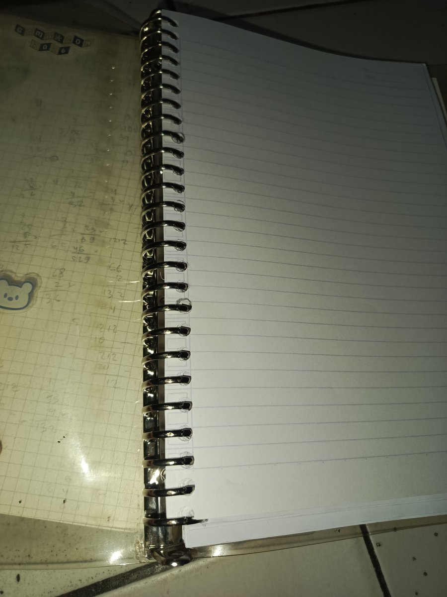 blueblurl's tweet photo. buat kamu yang tim #mendangmending dan #melarat, aku punya hacks membuat loose leaf binder dari buku yang tidak terpakai https://t.co/Jmb7NEYep5