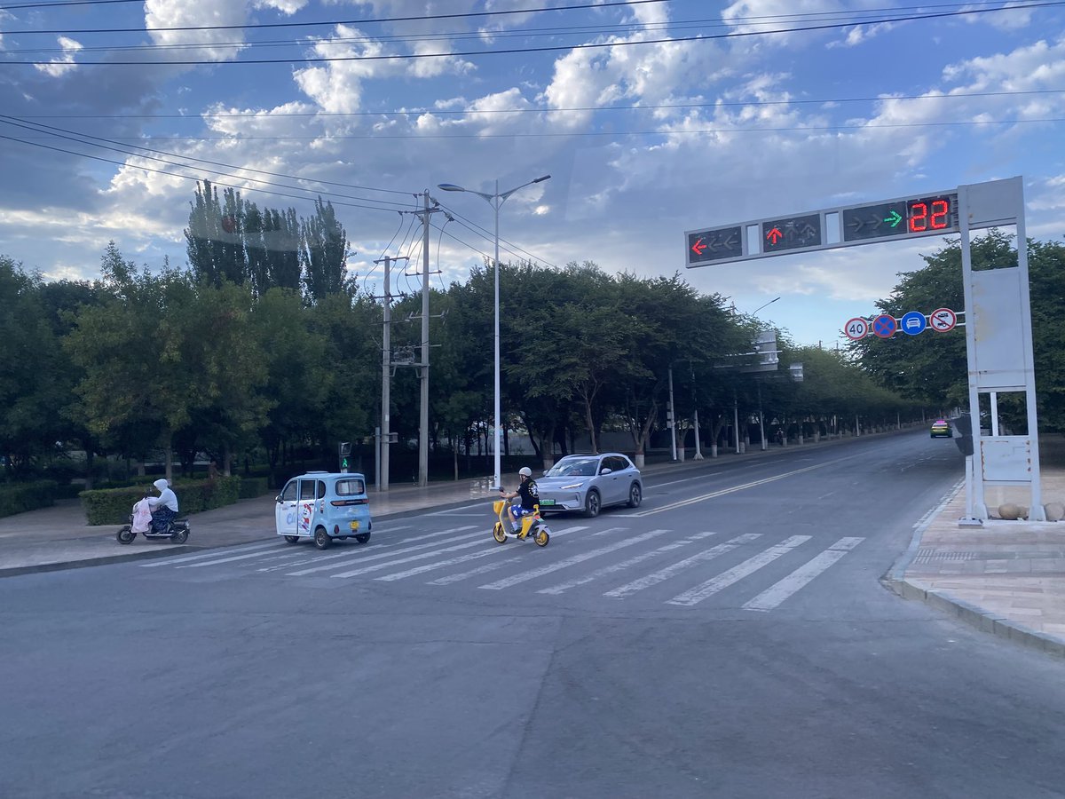 yef312405's tweet photo. 到处都是警务站，维稳成本巨大，也是现代新疆安全的保证 https://t.co/1dJw5iNvUN
