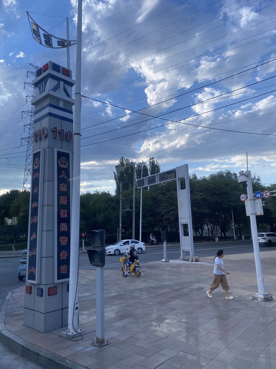 yef312405's tweet photo. 到处都是警务站，维稳成本巨大，也是现代新疆安全的保证 https://t.co/1dJw5iNvUN