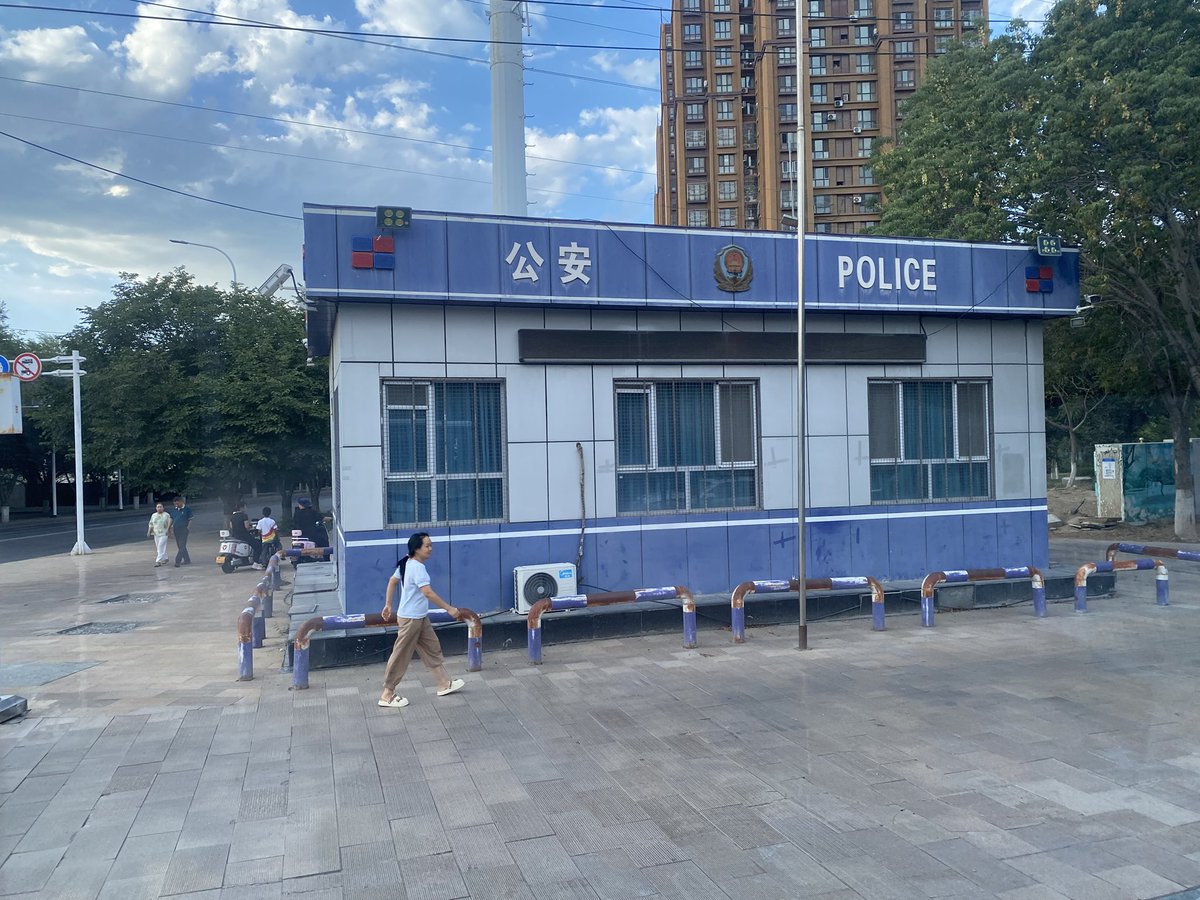 yef312405's tweet photo. 到处都是警务站，维稳成本巨大，也是现代新疆安全的保证 https://t.co/1dJw5iNvUN