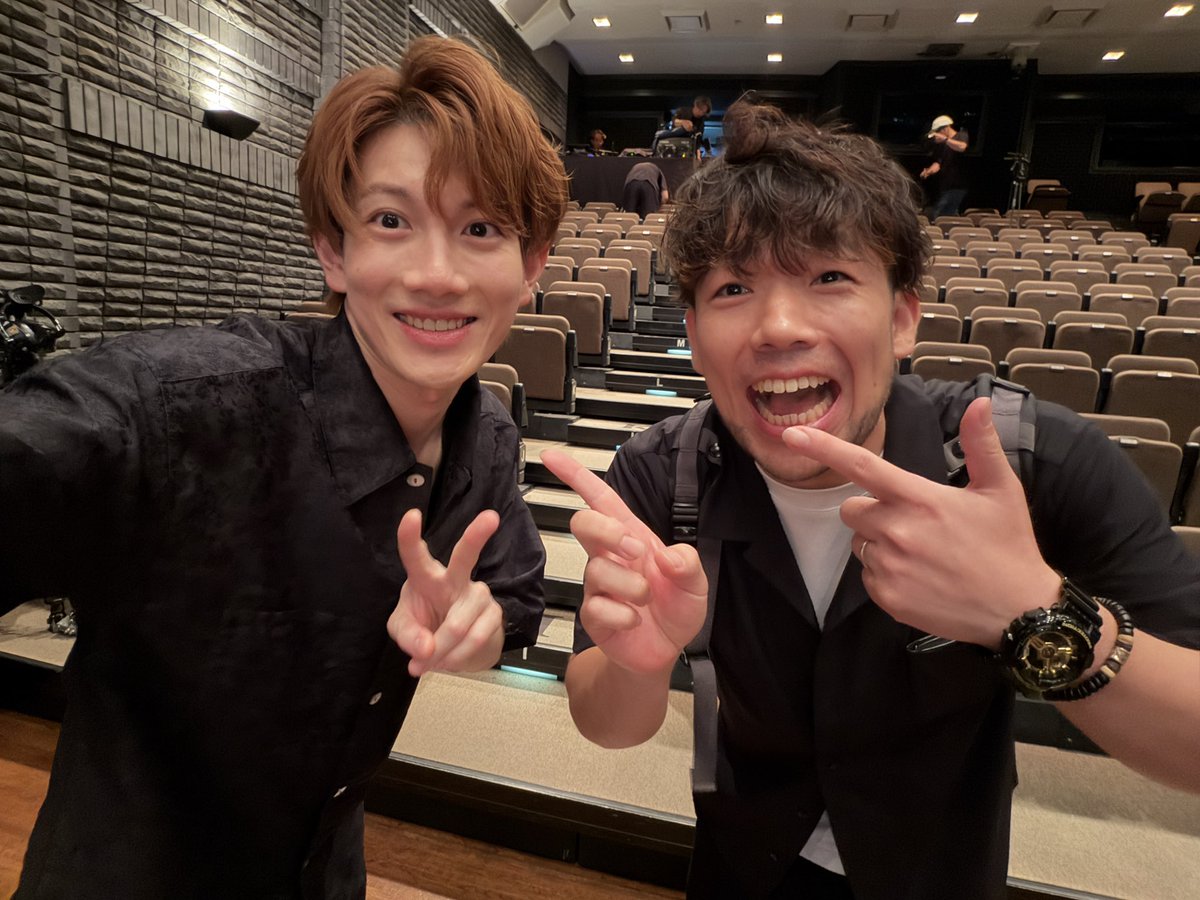 akazawa_taro's tweet photo. 朗読劇ROOM2026。
ご来場、ご視聴ありがとうございました！
最高でしたねー！
2公演ともお客様の熱量も物凄くて、演じていてとても楽しかったです☺️
配信もあるからそちらもよろしく！
また来年ありますように🤲

竹村さんとも会えました💪

#朗読劇ROOM2026 https://t.co/GQdbpUluuF