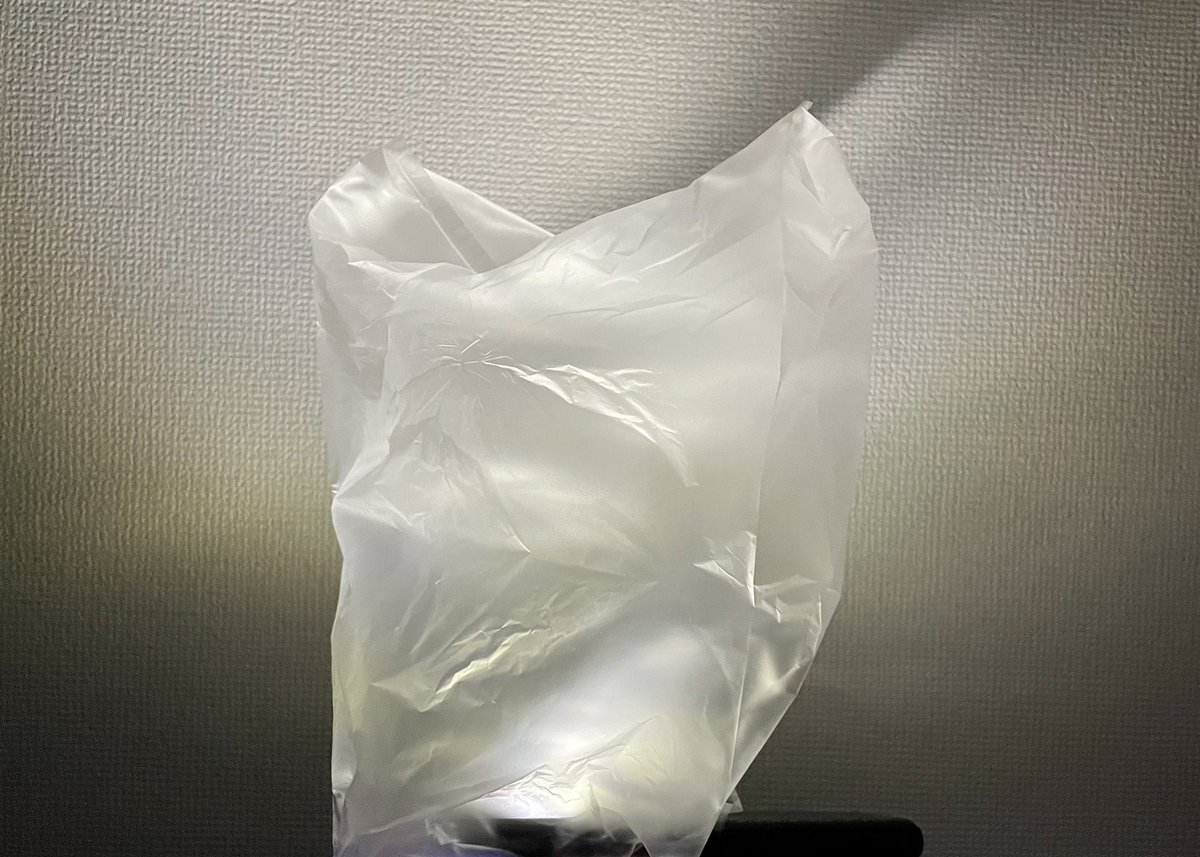 i_wrap_official's tweet photo. ポリ袋(アイラップ)やペットボトルを
ライトにかぶせると 簡易ランタン に。

白濁したものが光が乱反射しやすいので、
スポーツ飲料や白濁した袋が有効です。

非常時のライフハックのひとつとして、
活用＆覚えておきましょう☝️ https://t.co/0pwrpsHWwd