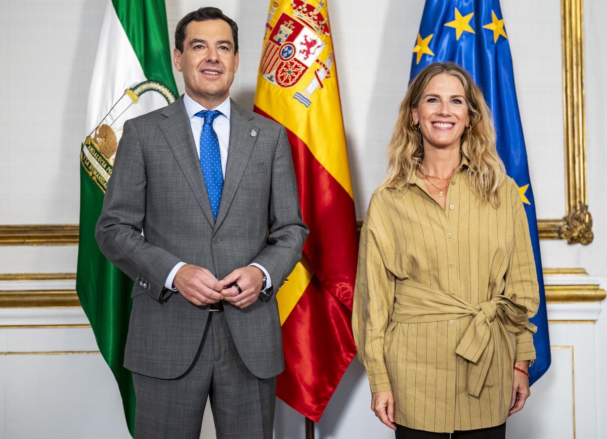 ParlamentoAnd's tweet photo. El presidente de la @AndaluciaJunta, @JuanMa_Moreno, ha recibido en el Palacio de San Telmo a la presidenta del @ParlamentoAnd, @AnaMestrePP, en su primera visita institucional a la sede del Gobierno andaluz tras ser elegida como presidenta. https://t.co/kaOnoYxeFA