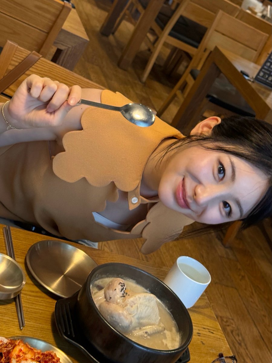 salt_candy0111's tweet photo. 이채연 삼계탕 먹는다고 삼계탕룩 챙겨간게 너무 귀엽네 ㅋㅋㅋ
옷갈아입고 야무지게 한뚝배기 하고온게 기특하고🥹
옷에 날개달렸다고 펄럭펄럭 자랑한다고 영상찍으면서 생글생글 웃었을 거아니야 ㅋㅋㅋ 이뻐죽겠다 진짜 ㅋㅋㅋ
#이채연 #LEECHAEYEON https://t.co/Vosq5ellrt