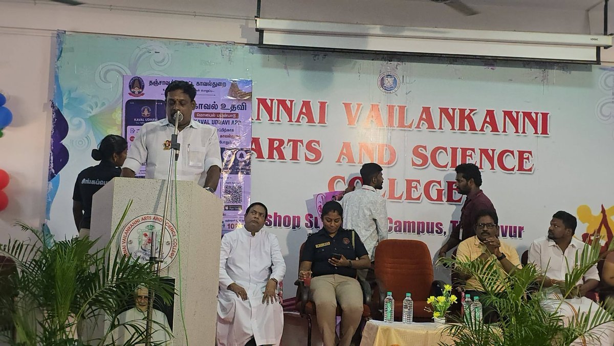 TSSattish's tweet photo. இன்று சிங்கப்பெண் சிறப்பு படை விழிப்புணர்வு நிகழ்ச்சி அன்னை வேளாங்கண்ணி கல்லூரி நடைபெற்றது இதில் சிறப்பு விருந்தினராக
தஞ்சாவூர் சட்டமன்ற உறுப்பினர்
திரு இரா.#விஜய்சரவணன் அவர்கள் கலந்து கொண்டு சிறப்புரையாற்றினார் 

@TVKVijayHQ #தமிழகவெற்றிக்கழகம்‌ 
#TVKVijay‌ #Thanjavur https://t.co/YqQEVB2xhk