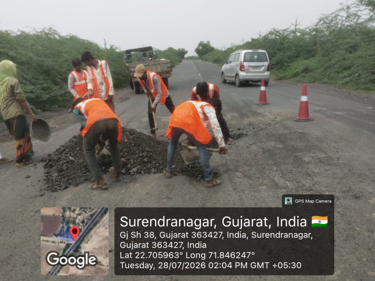 rnbsrn's tweet photo. ભારે વરસાદના કારણે લખતર–તાવી–શિયાણી સ્ટેટ હાઈવે પર માર્ગને થયેલ નુકસાનને ધ્યાને લઈ માર્ગ અને મકાન પેટા વિભાગ, લીંબડી દ્વારા વરસાદી પાણી ઓસરતાની સાથે જ તાત્કાલિક ધોરણે વેટ મિક્સ વડે મરામત કામગીરી હાથ ધરવામાં આવી. 
#RoadSafety #RnBGujarat #LimbdiSubdivision https://t.co/MUDPkfZGvp